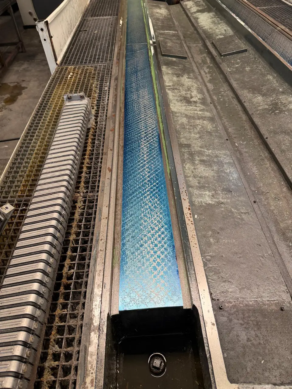 Frisch geschabte Führungsbahn, blau getuscht, mit dem gleichmäßigen Ölhaltemuster der Schabzüge.